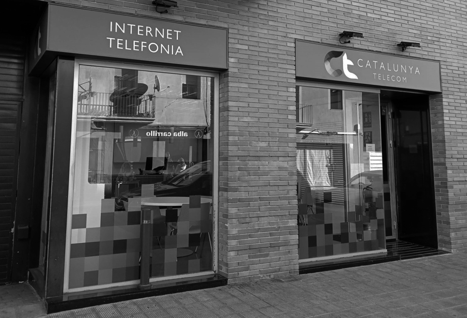 Façana de la botiga de Catalunya Telecom a Ripoll.